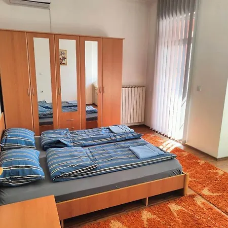 Br 4 Apartment *